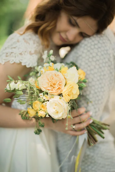 Perfect wedding couple holding luxury bouquet of flowers — Stock Photo, Image