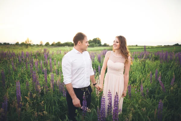 Onu günbatımı ışınları öptü süre gelin damat boyun tutar — Stok fotoğraf