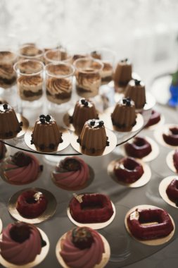 Çeşitli lezzetli tatlılar, yemek fikirleri ve kutlamalarla dolu bir büfe.