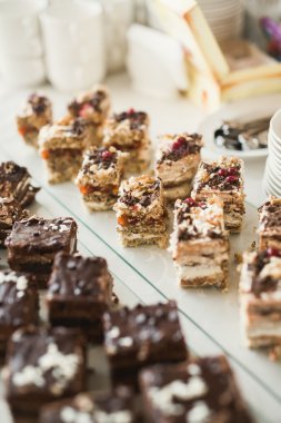 Çeşitli lezzetli tatlılar, yemek fikirleri ve kutlamalarla dolu bir büfe.