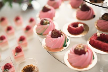 Lezzetli düğün resepsiyonu, tatlı masası.