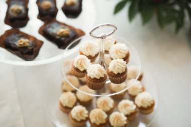 Çeşitli lezzetli tatlılar, yemek fikirleri ve kutlamalarla dolu bir büfe.