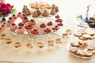 Lezzetli düğün resepsiyonu, tatlı masası.