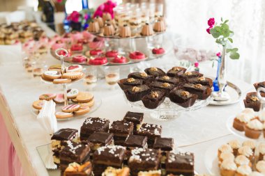 Lezzetli düğün resepsiyonu, tatlı masası.