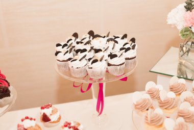 Lezzetli düğün resepsiyonu, tatlı masası.