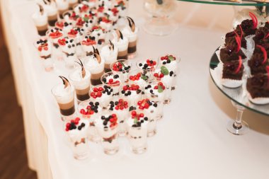 Lezzetli düğün resepsiyonu, tatlı masası.