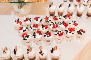 Çeşitli lezzetli tatlılar, yemek fikirleri ve kutlamalarla dolu bir büfe.