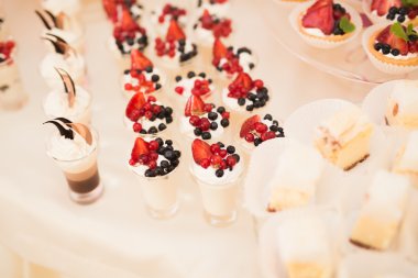 Çeşitli lezzetli tatlılar, yemek fikirleri ve kutlamalarla dolu bir büfe.