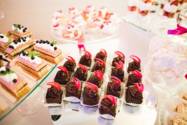 Lezzetli düğün resepsiyonu, tatlı masası.