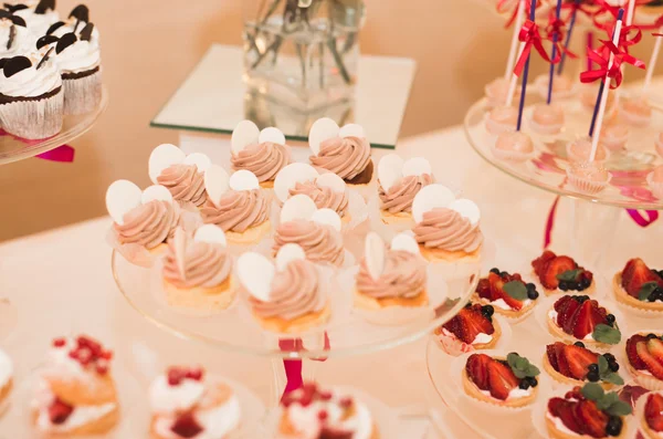 Delizioso tavolo da dessert per il ricevimento di nozze — Foto Stock