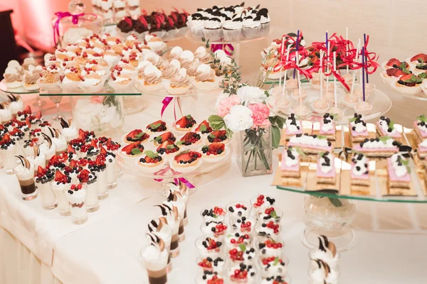 Buffet con una variedad de deliciosos dulces, ideas de comida, celebración —  Fotos de Stock