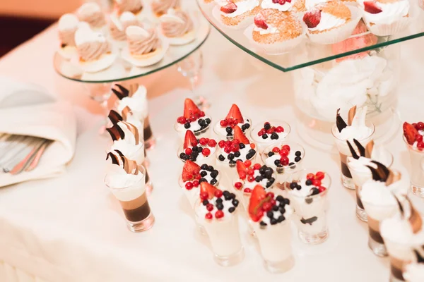Delizioso tavolo da dessert per il ricevimento di nozze — Foto Stock