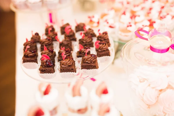 Deliciosa mesa de postre de barra de caramelo de recepción de boda — Foto de Stock