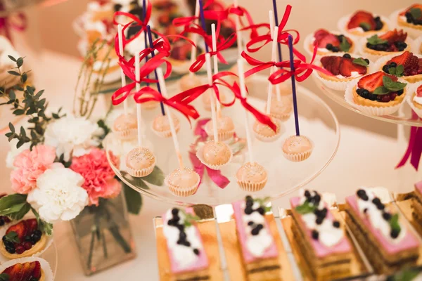 Buffet con una varietà di deliziosi dolci, idee alimentari, celebrazione — Foto Stock