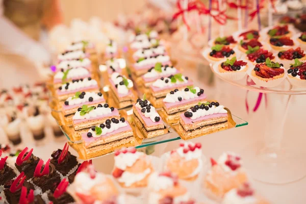 Deliciosa mesa de postre de barra de caramelo de recepción de boda — Foto de Stock