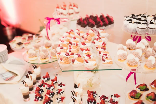 Buffet con una varietà di deliziosi dolci, idee alimentari, celebrazione — Foto Stock