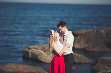 Sevimli gelin, manzara, dağlar ve denizin muhteşem Düğün çifti üzerinde zarif damat