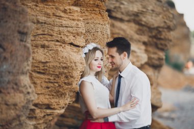 Romantik sevgi dolu çift kayalar ve taşlar Sahilde yürüyüş