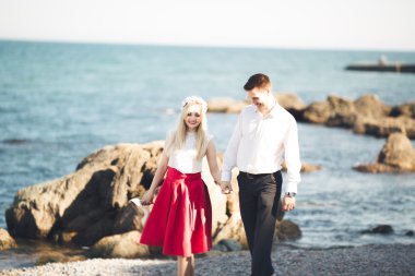 Sevimli gelin, manzara, dağlar ve denizin muhteşem Düğün çifti üzerinde zarif damat