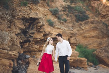 Romantik sevgi dolu çift kayalar ve taşlar Sahilde yürüyüş