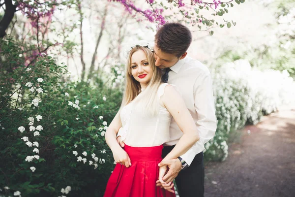 Stylish beautiful happy wedding couple kissing and embracing in Botanical Garden — Stock Photo, Image