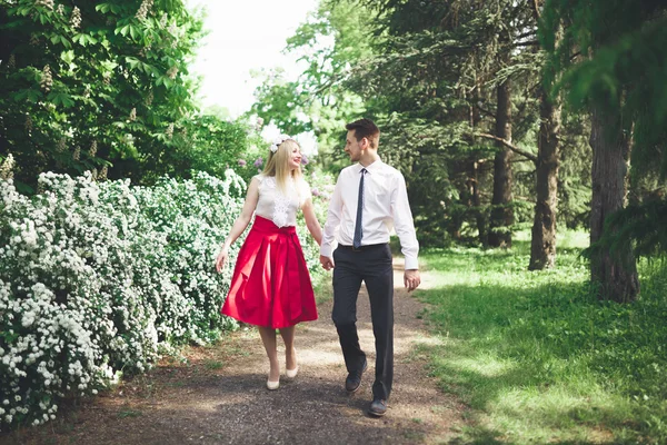Стильная красивая счастливая свадебная пара целуется и обнимается в Ботаническом саду — стоковое фото