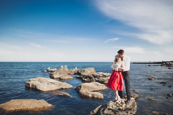 Encantadora novia, elegante novio en los paisajes de las montañas y el mar Hermosa pareja de boda — Foto de Stock