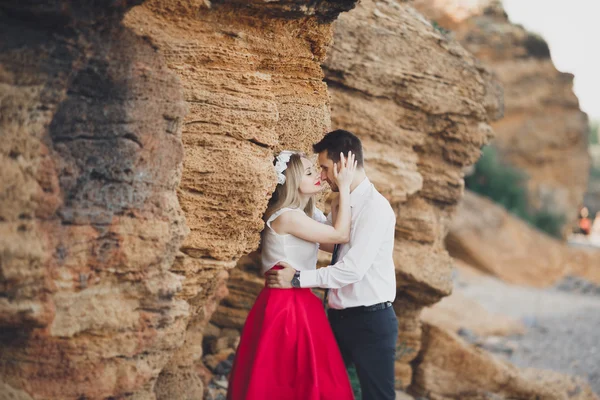 Romantické milující pár na pláži s balvany a kameny — Stock fotografie