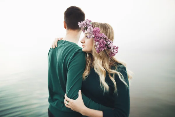 Adorável casal beijando e abraçando em uma doca do mar — Fotografia de Stock