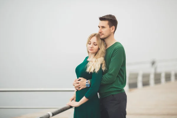 Beau couple embrasser et étreindre sur un quai de mer — Photo