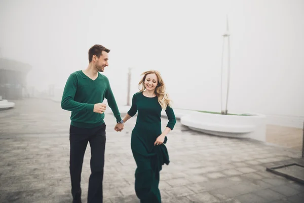 Couple heureux sur la jetée, jeune famille amoureuse passer des vacances de lune de miel îles de luxe — Photo