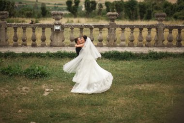 Mutlu düğün kaç sarılma ve öpüşme üzerinde arka plan eski kale