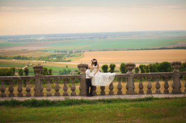 Mutlu düğün kaç sarılma ve öpüşme üzerinde arka plan eski kale