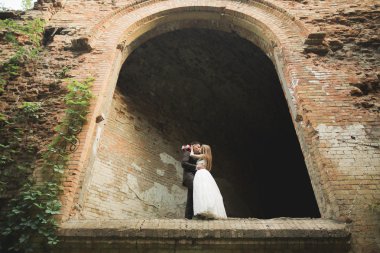 Sadece evli pozlar ve arka plan üzerinde eski bir kale ile öpüşme