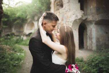 Şehvetli evli çift, eski Slav kalesinin önünde sevgililer günü kucaklaşması.