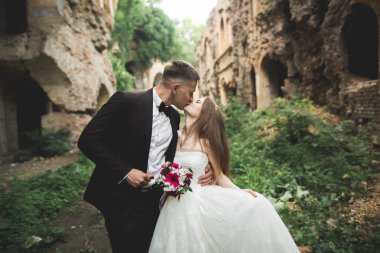 Sadece evli pozlar ve arka plan üzerinde eski bir kale ile öpüşme