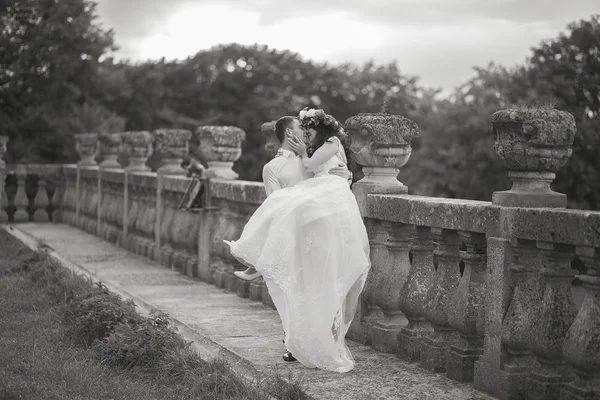 美丽浪漫的新婚夫妇在古堡附近拥抱 — 图库照片