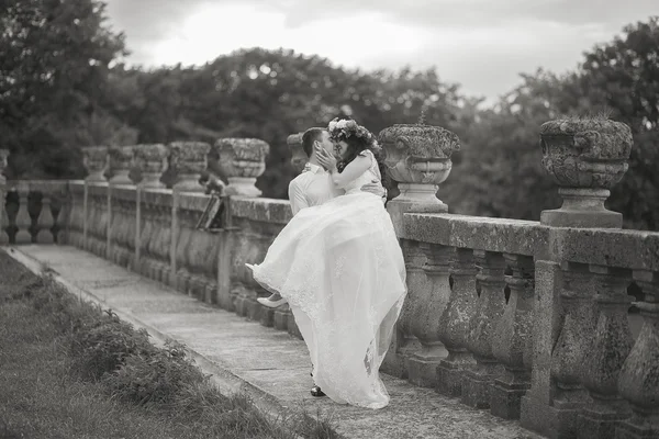 Bella coppia di sposi romantici che si abbracciano vicino al vecchio castello — Foto Stock