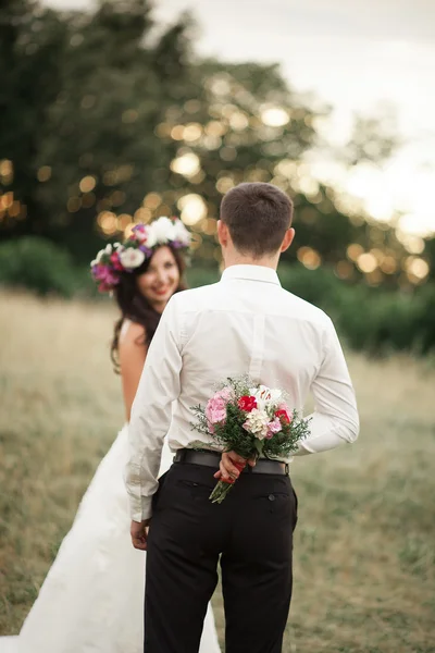 公園で美しい結婚式です。キスし、抱擁を交わす — ストック写真