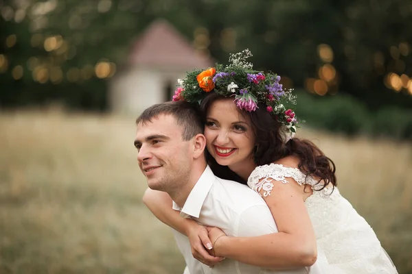 Belo casal de casamento no parque. beijar e abraçar uns aos outros — Fotografia de Stock