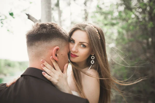 Beijar casal de casamento na primavera natureza close-up retrato — Fotografia de Stock