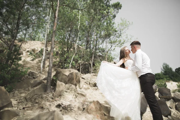 Magnifique mariée, marié embrasser et embrasser près des falaises avec une vue imprenable — Photo