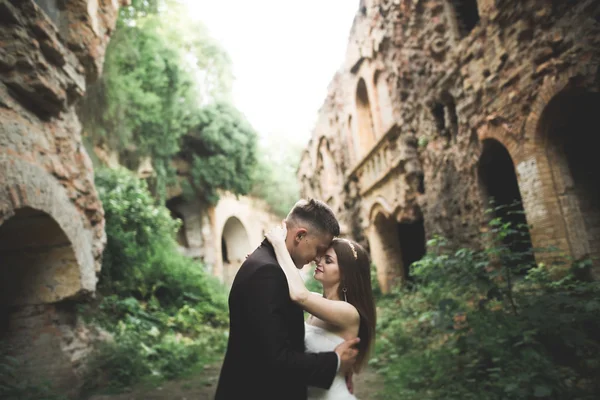 Smyslný manželský pár, valentýni objímající se před starým slovanským hradem — Stock fotografie