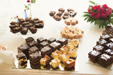 Enfes ve lezzetli bir tatlı masası ve resepsiyonda kapkek fotoğrafları.