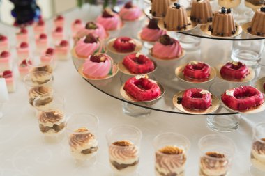 Bir büfe üzerinde pişmiş tatlı çeşitleri