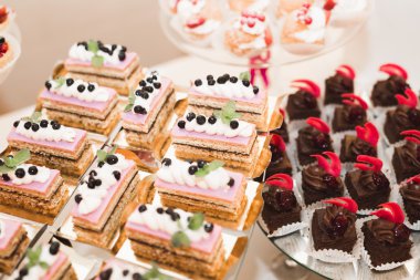 Bir büfe üzerinde pişmiş tatlı çeşitleri