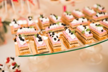 Bir büfe üzerinde pişmiş tatlı çeşitleri