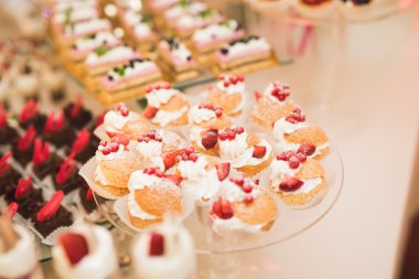 Enfes ve lezzetli bir tatlı masası ve resepsiyonda kapkek fotoğrafları.