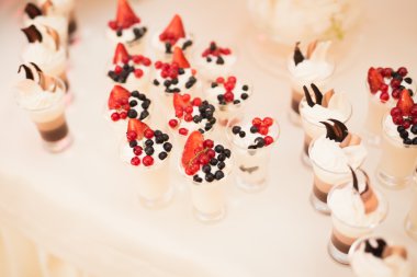 Bir büfe üzerinde pişmiş tatlı çeşitleri