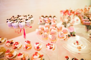 Enfes ve lezzetli bir tatlı masası ve resepsiyonda kapkek fotoğrafları.